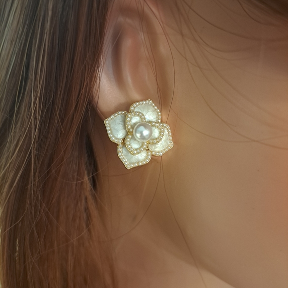 White flower earrings - Picture 8 of 8